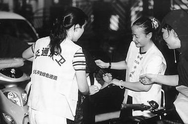 交通护卫 保<em>儿童</em>安全 申城志愿者身着黄<em>马甲</em>手