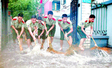驻沪部队和武警官兵积极帮助地方开展各项风灾