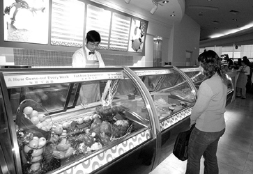 光明食品集团在沪开出第一家光明冷饮连锁店