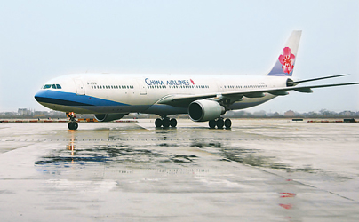 两岸包机华航CI585航班平安抵达浦东机场