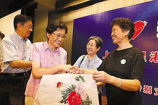 把对子女的爱洒向社会 星星港在上海掀起献爱