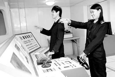 海事大学2名航海专业女生与东海救助飞行队签