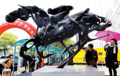 韩国雕塑家作品铜雕大马出现在虹桥上海世贸商城门前