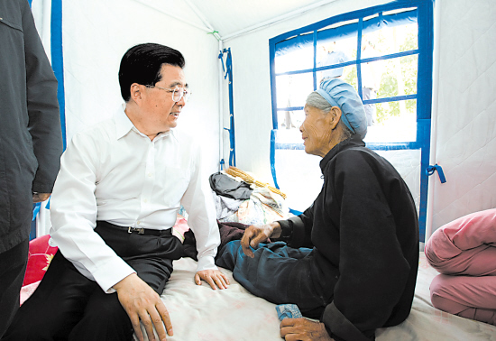 <em>胡锦涛总书记</em>在甘肃考察抗震救灾和恢复重建工