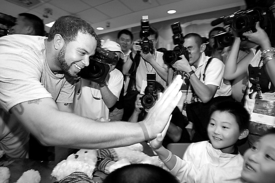 美国男篮部分队员看望四川灾区来沪治疗的伤员