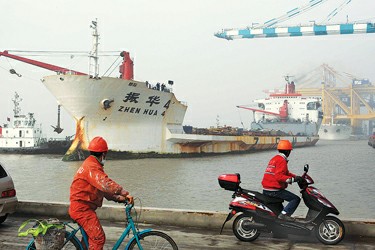 在亚丁湾与海盗搏斗取胜的振华4号轮凯旋回