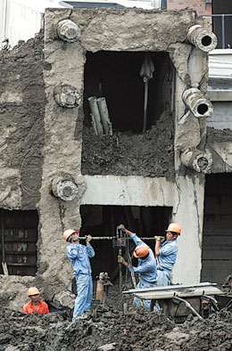 倒覆楼盘开发商账户已冻结 全市紧急检查工地