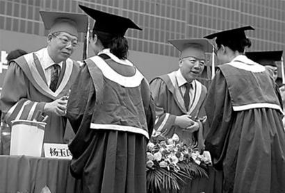 复旦大学2010届本专科生毕业典礼举行