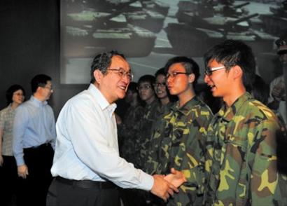 俞正声赴东方绿舟与接受国防教育中学生交流并