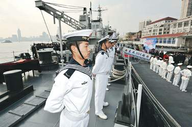 热烈欢送中国人民解放军海军某部胜利凯旋仪