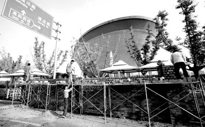 拆场馆先砌墙确保文明施工 世博园场馆拆除工