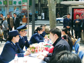 上海市工商局12315热线为营造和谐消费环境发