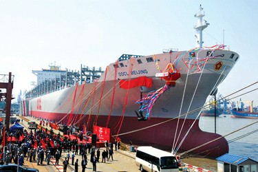 我国自建最大集装箱船在沪东中华造船厂命名