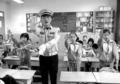 虹桥中心小学组织法制宣传教育课