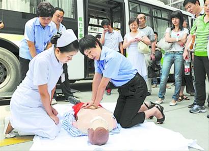 巴士三汽公交举行公交车司机心肺复苏急救演习