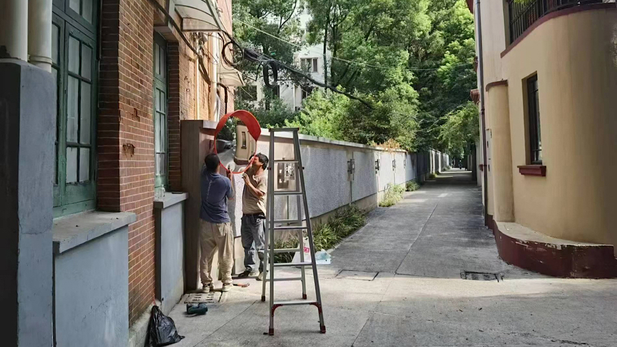 8月下旬,施工人员在淮海中路1857弄内的转弯处安装反光镜。 资料图片.jpg 8月下旬,施工人员在淮海中路1857弄内的转弯处安装反光镜。 资料图片.jpg