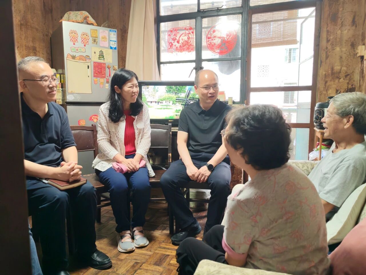 长宁区领导走访慰问社区困难群众2.jpg