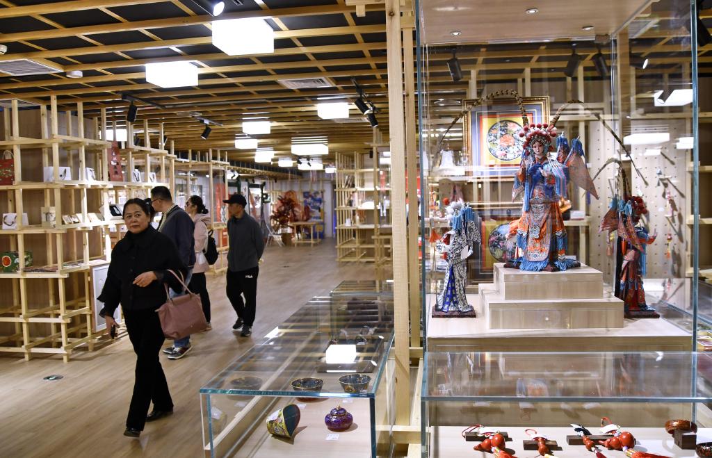 3月20日,人们在北京王府井工艺美术大厦内观看非遗文创产品展示。.jpeg 3月20日,人们在北京王府井工艺美术大厦内观看非遗文创产品展示。.jpeg