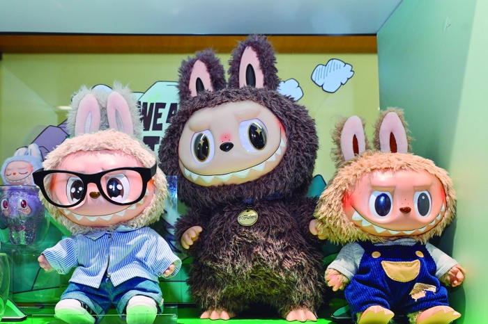 6月12日在深圳市福田区一家泡泡玛特门店拍摄的LABUBU玩偶。新华社图.jpg