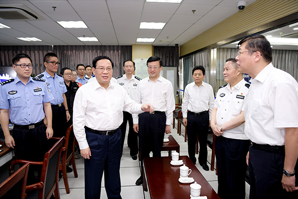 李强调研市公安局智慧公安建设
