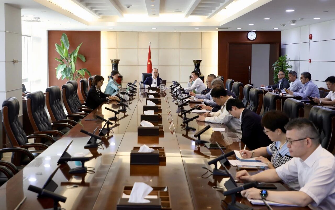 长宁区政府召开常务会议,研究“时尚长宁 悦享消费”等工作,公众代表列席并提出建议1.jpg