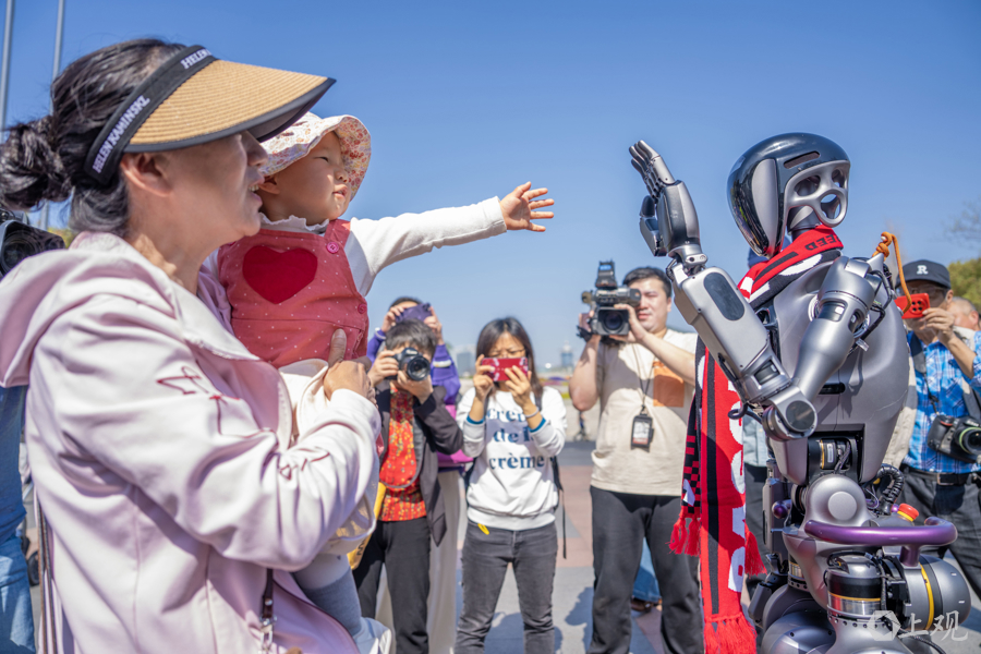 傅利叶人形机器人“开开”已在世纪公园上岗,为游客提供智能讲解服务。记者 孟雨涵 摄.jpg