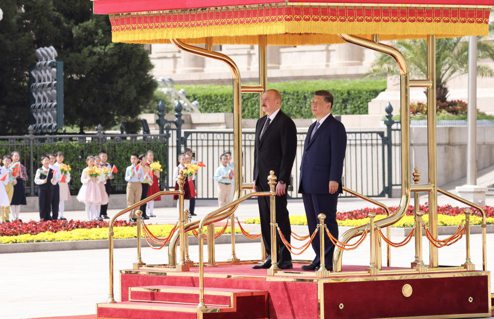 这是会谈前,习近平在人民大会堂东门外广场为阿利耶夫举行欢迎仪式。新华社记者 丁林 摄.jpg 这是会谈前,习近平在人民大会堂东门外广场为阿利耶夫举行欢迎仪式。新华社记者 丁林 摄.jpg