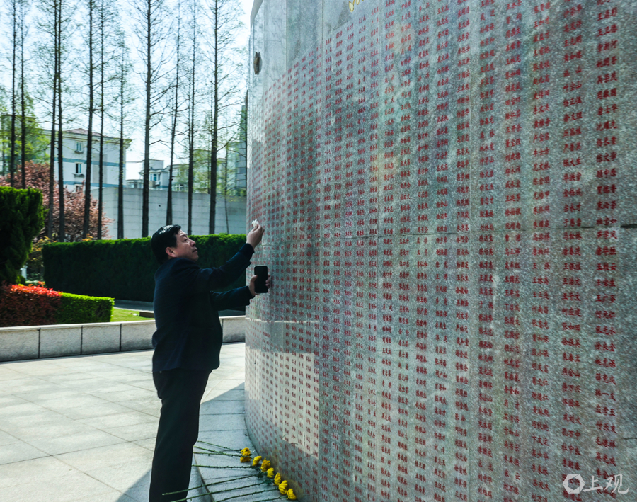 昨天,市民自发来到宝山烈士陵园祭奠英烈。记者 张海峰 摄.jpg 昨天,市民自发来到宝山烈士陵园祭奠英烈。记者 张海峰 摄.jpg