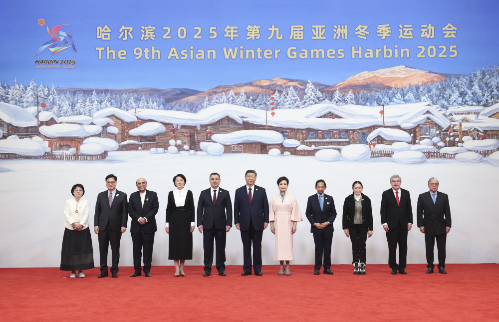 2月7日中午,国家主席习近平和夫人彭丽媛在黑龙江省哈尔滨市太阳岛宾馆举行宴会,欢迎来华出席哈尔滨第九届亚洲冬季运动会开幕式的国际贵宾。这是习近平和彭丽媛同贵宾们合影留念。.jpg 2月7日中午,国家主席习近平和夫人彭丽媛在黑龙江省哈尔滨市太阳岛宾馆举行宴会,欢迎来华出席哈尔滨第九届亚洲冬季运动会开幕式的国际贵宾。这是习近平和彭丽媛同贵宾们合影留念。.jpg