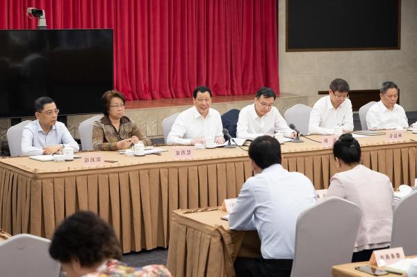 加快建成上海政务“一网通办”总门户 应勇在国务院召开的电视电话会议上海分会场上讲话