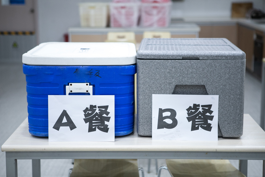 分别装着学生A餐、B餐的餐箱。 资料图片.jpg 分别装着学生A餐、B餐的餐箱。 资料图片.jpg