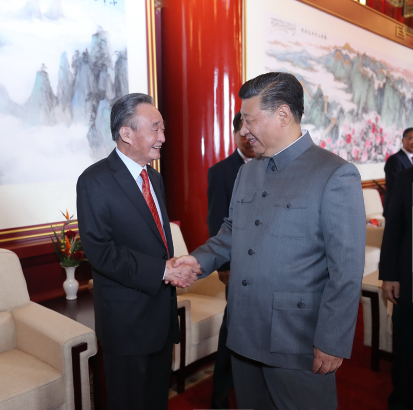 2021年7月1日,庆祝中国共产党成立100周年大会在北京天安门广场隆重举行。这是庆祝大会前,习近平同志与吴邦国同志握手。 新华社记者 鞠鹏 摄.jpg 2021年7月1日,庆祝中国共产党成立100周年大会在北京天安门广场隆重举行。这是庆祝大会前,习近平同志与吴邦国同志握手。 新华社记者 鞠鹏 摄.jpg