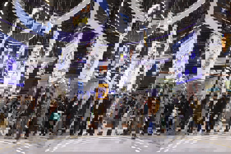 昨天，在长三角文博会的阅文集团展台，观众排队等候进入时光照相馆拍照。记者 赖鑫琳 摄  .jpeg