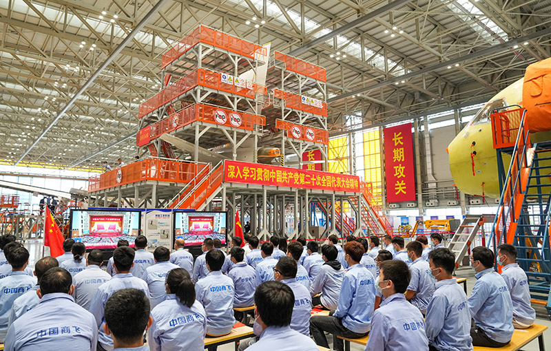 10月16日,在中国商飞上海飞机制造有限公司总装车间,员工们在收看中国共产党第二十次全国代表大会开幕会。.jpg 10月16日,在中国商飞上海飞机制造有限公司总装车间,员工们在收看中国共产党第二十次全国代表大会开幕会。.jpg