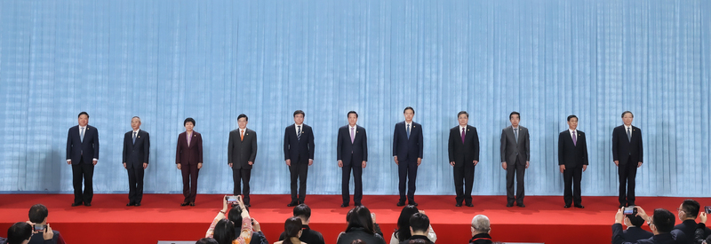 新当选的市政协主席、副主席和秘书长与新闻界见面时的合影.jpeg 新当选的市政协主席、副主席和秘书长与新闻界见面时的合影.jpeg