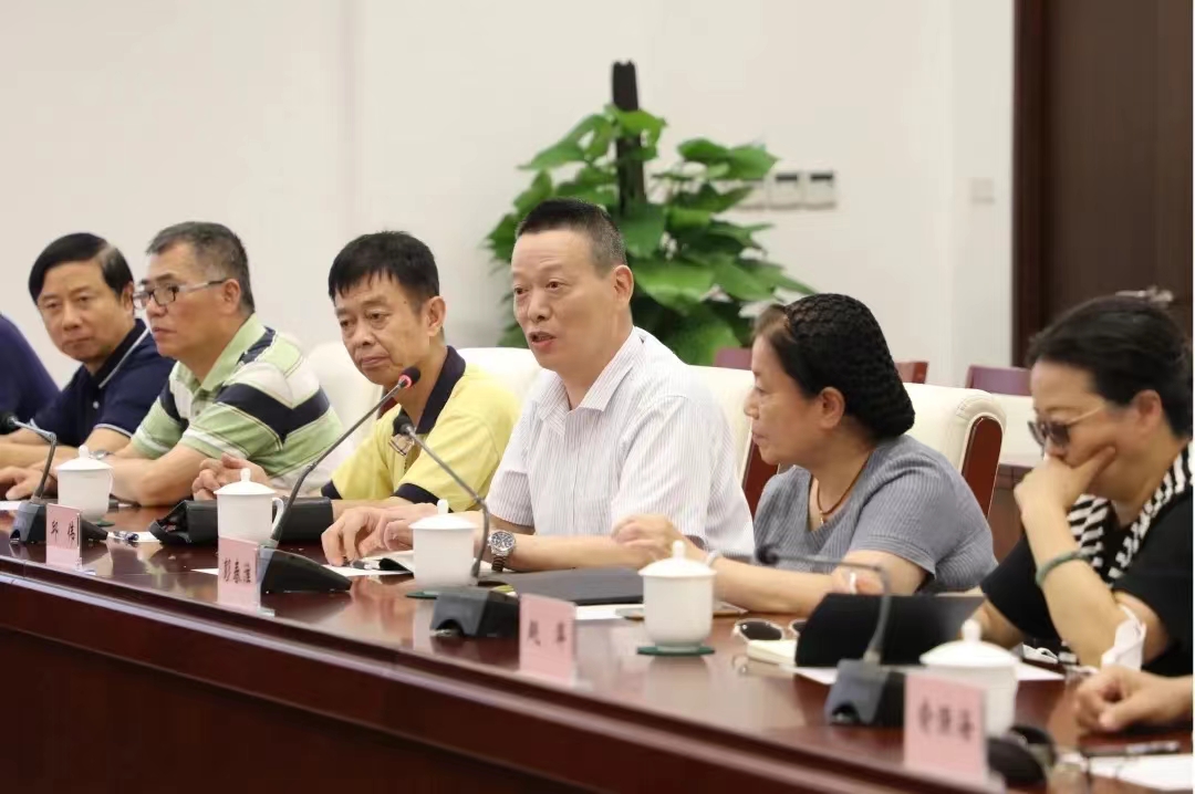 与会代表们踊跃发言.jpeg 与会代表们踊跃发言.jpeg