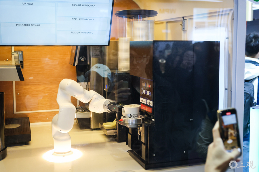 机器人现场制作不同口味的咖啡.jpg 机器人现场制作不同口味的咖啡.jpg