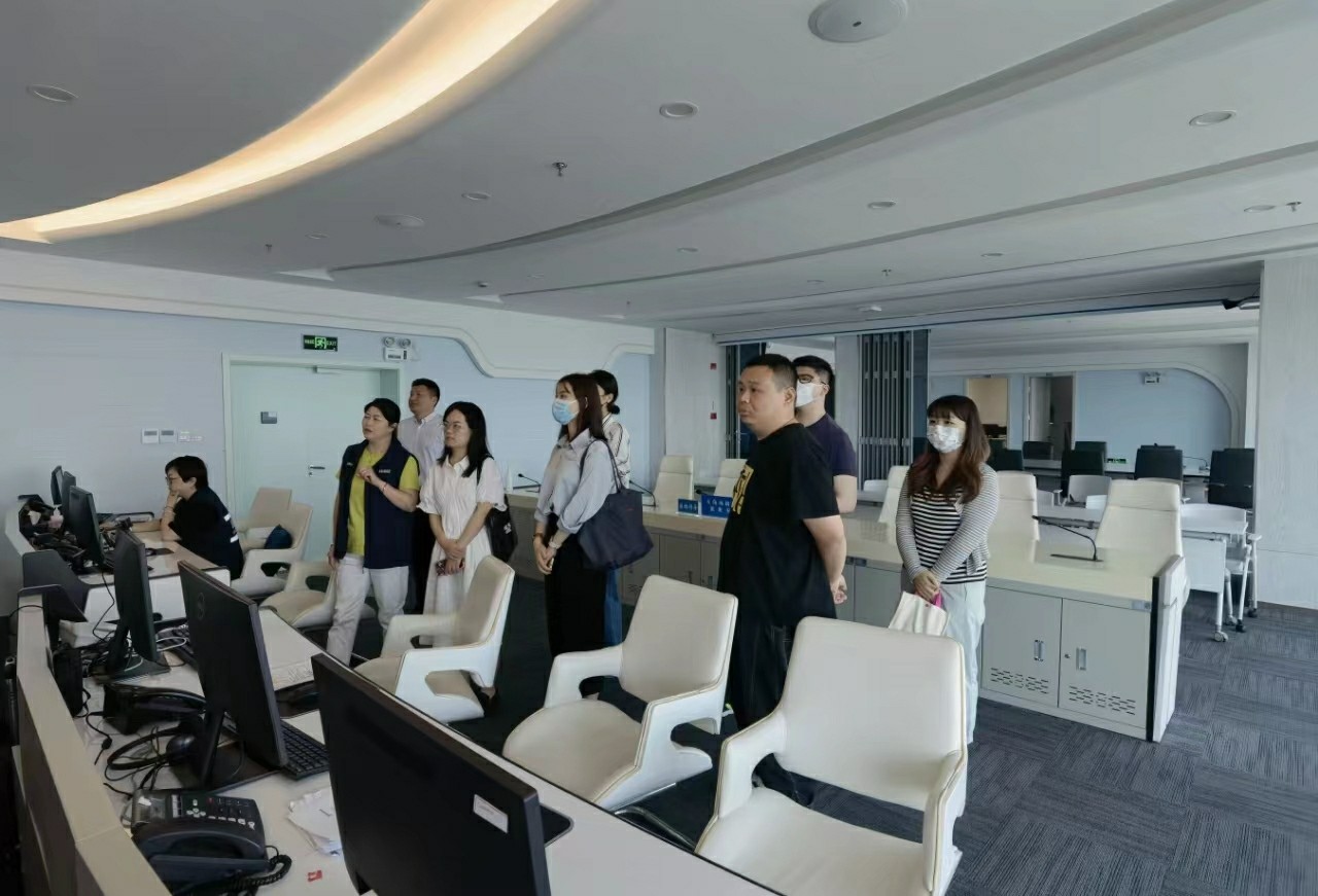 20230714091632044314.jpg 群众一行参观城运中心智慧治理平台.jpg