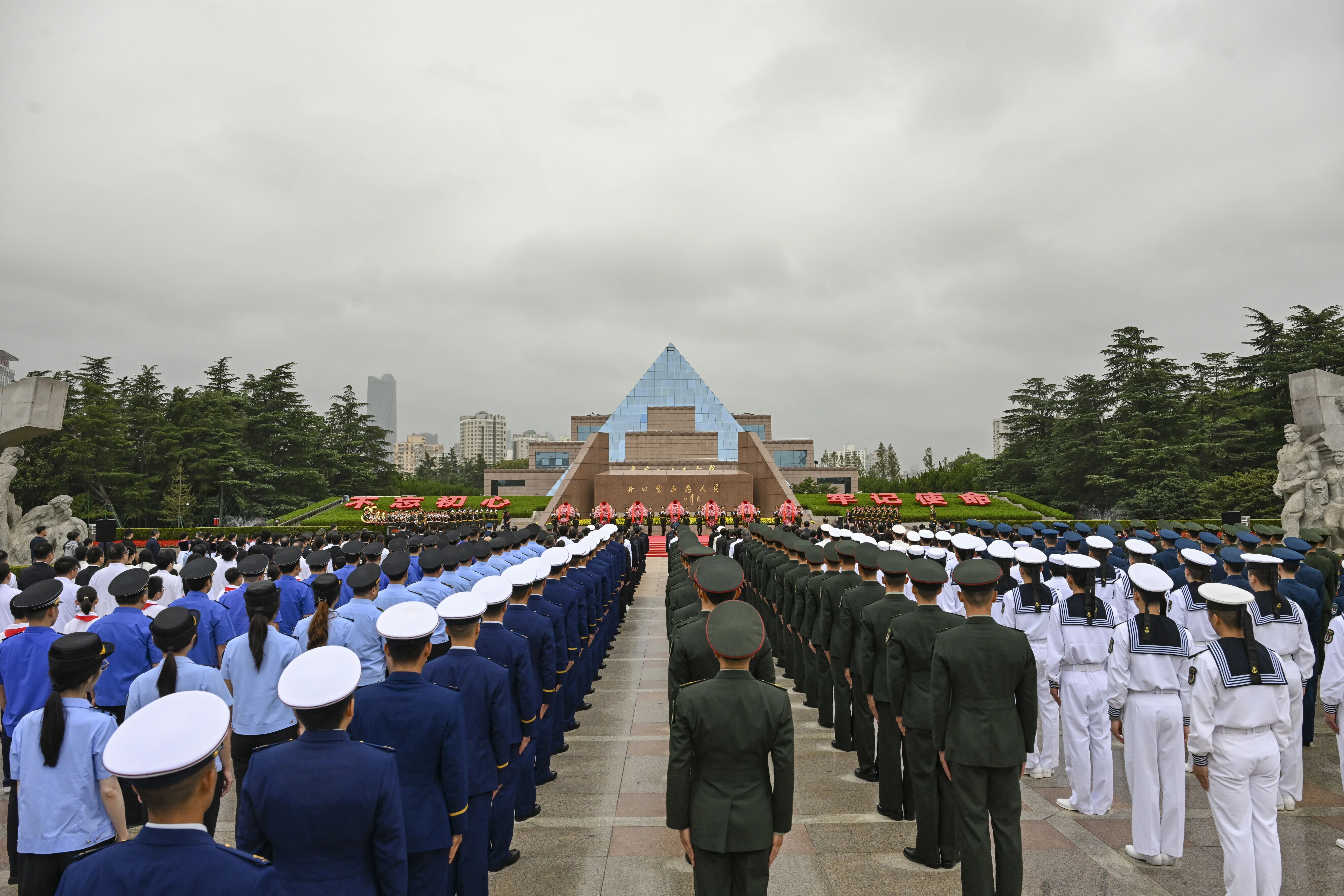 礼兵迈着铿锵有力的步伐,正步行进至纪念碑前伫立.jpg
