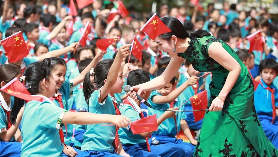 上海轻音乐团演员肖蕊在喀什和孩子们一起演唱《玛依拉》.jpeg 上海轻音乐团演员肖蕊在喀什和孩子们一起演唱《玛依拉》.jpeg