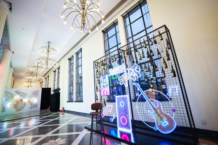 “为阿拉干杯”光影装置。.jpg “为阿拉干杯”光影装置。.jpg