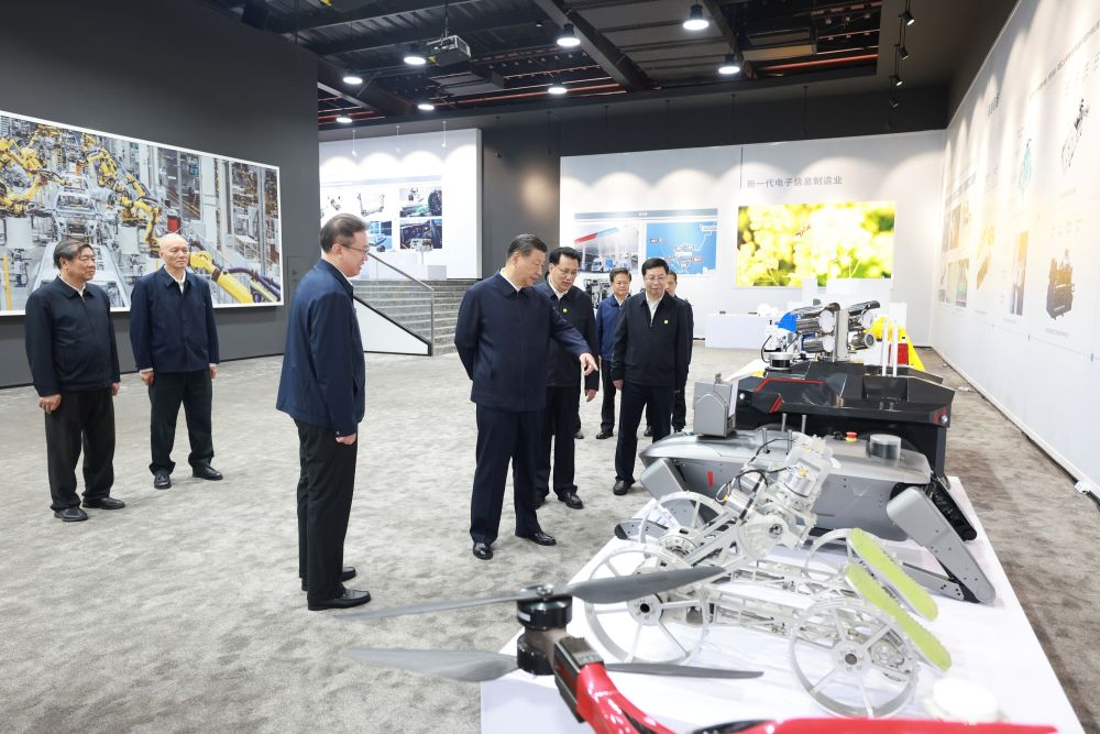 4月22日至24日,中共中央总书记、国家主席、中央军委主席习近平在重庆考察。这是22日下午,习近平参观重庆科技创新和产业发展成果展示。新华社记者 王晔 摄.jpeg 4月22日至24日,中共中央总书记、国家主席、中央军委主席习近平在重庆考察。这是22日下午,习近平参观重庆科技创新和产业发展成果展示。新华社记者 王晔 摄.jpeg