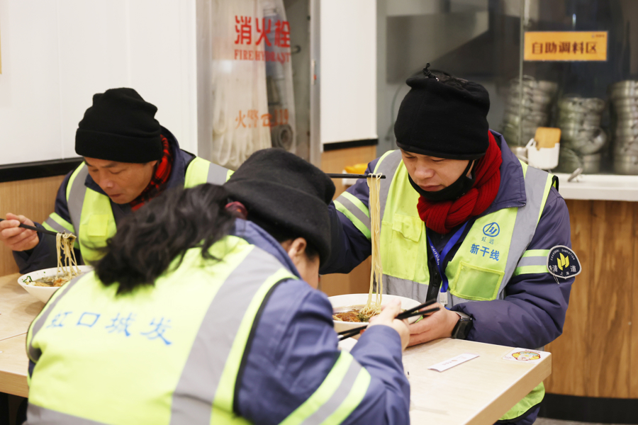 大年初一，环卫师傅吃上热气腾腾的面。 柏可林 摄.jpg