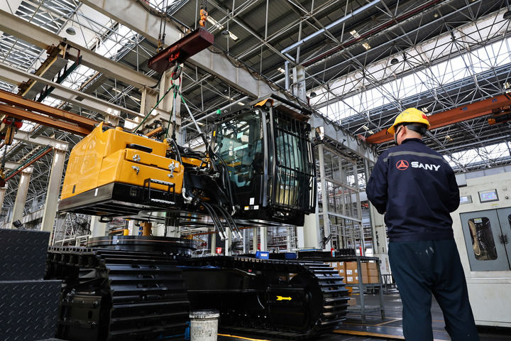 2025年4月15日,工人在上海三一重机股份有限公司产线上工作。新华社记者 方喆 摄.jpg