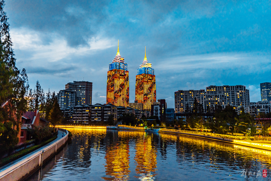 今年首届上海国际光影节期间，环球港华灯闪耀。记者 李茂君 摄  .jpg