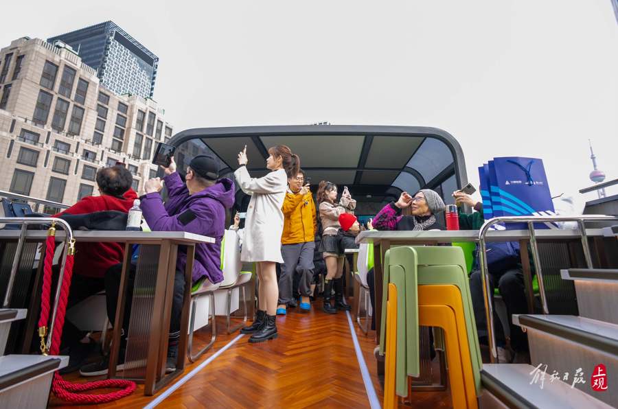 第一批慕名而来的游客开始“尝鲜”悠游苏州河班轮首航之旅，苏州河班轮试运营启动.jpg