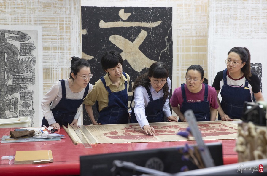 张品芳与徒弟们在工作室教学。记者 赖鑫琳 摄.jpeg 张品芳与徒弟们在工作室教学。记者 赖鑫琳 摄.jpeg