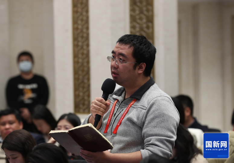 澎湃新闻记者提问（刘健 摄）.png