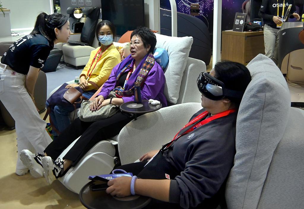 4月13日，在消博会1号馆傲胜展区，观众体验按摩椅。（王颂 摄）.jpg