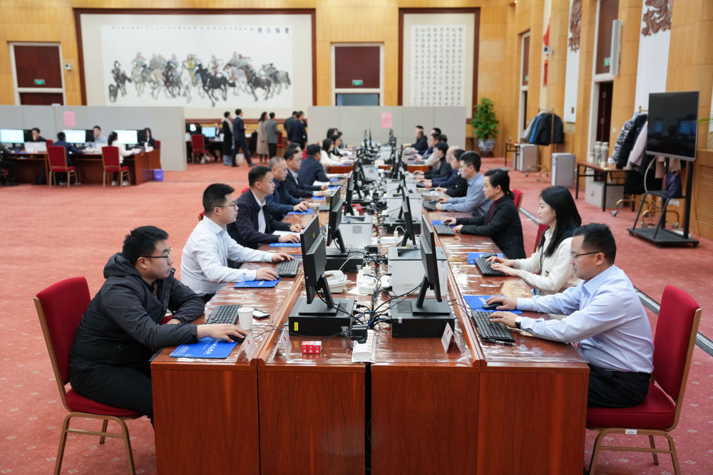 2025年3月9日,十四届全国人大三次会议秘书处工作人员在认真工作。新华社记者 郑焕松 摄.jpeg 2025年3月9日,十四届全国人大三次会议秘书处工作人员在认真工作。新华社记者 郑焕松 摄.jpeg